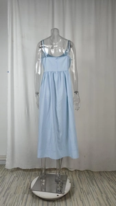 Détail de la robe midi bleu clair montrant les plis à la taille et le zip invisible au dos