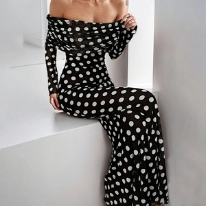Elegantes schulterfreies Maxikleid mit Punkten, langen Ärmeln und schmaler Passform