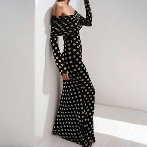 Elegantes schulterfreies schwarzes Maxikleid mit weißen Punkten und enger Passform