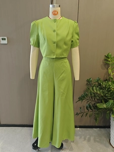 Ensemble chic vert avocat avec haut court à boutons et pantalon large à taille haute