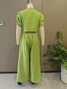 Vue arrière de l'ensemble deux pièces vert clair avec haut court et pantalon large