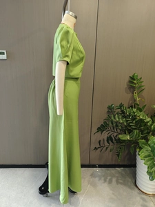 Détail du haut à manches courtes vert pomme et jupe taille haute en tissu texturé