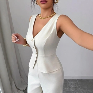 Detail of white slim fit two-piece set with V-neck vest and buttoned peplum hem