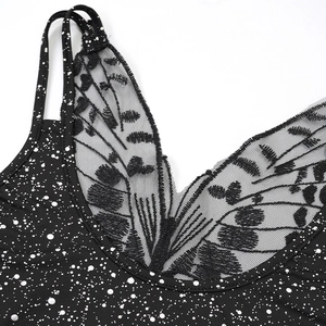 Détail du décolleté en V avec broderie et paillettes sur robe noire dos nu