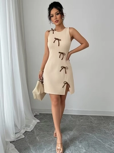 Robe d'été chic en tricot beige sans manches avec nœuds latéraux et fente élégante