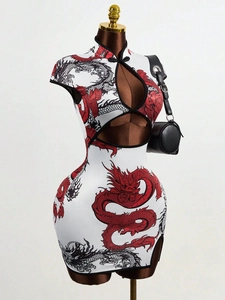 Robe qipao blanche à manches courtes avec imprimé dragon et découpe sur la poitrine