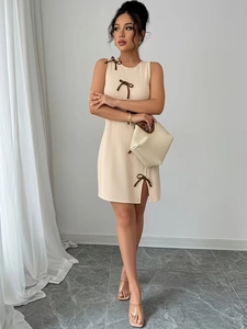 Élégante robe d'été beige sans manches en maille avec nœuds marron et fente sur le côté