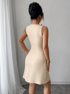 Robe beige élégante en maille côtelée sans manches avec dos nu et détail de nœud
