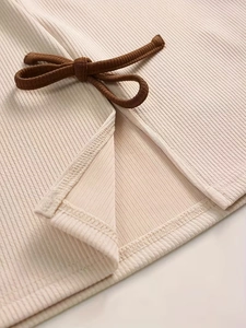 Robe chic sans manches en maille avec détail de nœud et fente élégante blanc crème