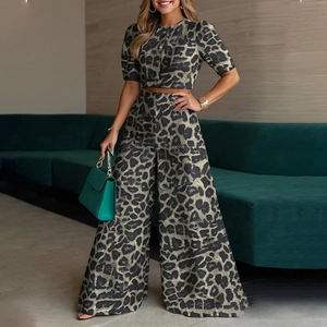Détail de l'ensemble haut court à imprimé léopard et pantalon large taille haute
