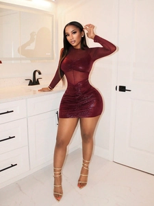 Robe moulante sexy rouge vin avec empiècement en mesh, fronces et manches longues