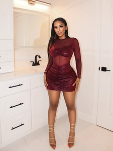 Robe moulante rouge vin sexy avec empiècement en mesh et détails froncés