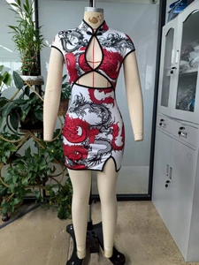 Détail de l'imprimé dragon chinois sur robe blanche avec découpes à la taille et col goutte