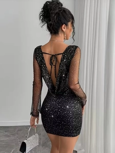 Robe courte noire à paillettes élégante avec col en V, manches transparentes et dos nu à nouer