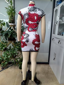 Détail de l'imprimé dragon chinois au dos de cette robe cheongsam blanche moulante