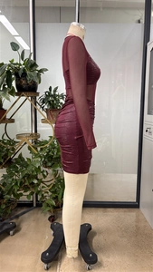Détail de manches en tulle rouge et texture croco sur une robe moulante courte