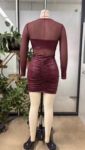 Détail du haut en tulle bordeaux et de la jupe froncée en similicuir à motif crocodile