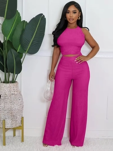 Ensemble haut court sans manches dos nu et pantalon large en tissu plissé magenta