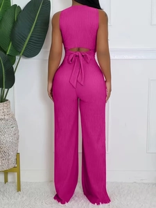 Ensemble deux pièces rose fuchsia sans manches avec dos nu, texture plissée et nœud élégant