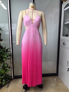 Détail de la robe plissée dégradée rose avec licou et découpes sur les côtés