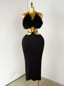 Robe licou noire élégante avec plumes, décolleté en V et découpes à la taille sexy
