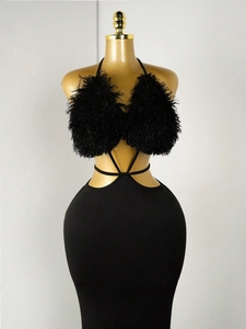 Robe licou noire élégante avec détails en plumes, découpe à la taille et coupe moulante