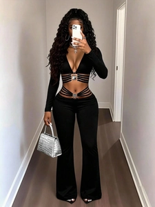 Γυναικείο μαύρο σετ με μακρυμάνικο crop top και παντελόνι καμπάνα με κοψίματα και πόρπες