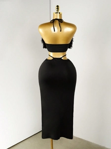 Ensemble deux pièces noir avec haut dos nu à plumes et jupe longue moulante taille haute