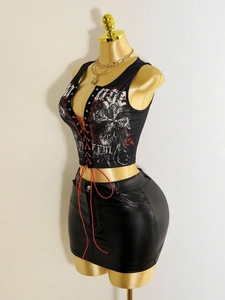 Μαύρο gothic crop top με κόκκινα κορδόνια και σταυρό σε συνδυασμό με δερμάτινη φούστα