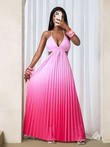 Robe longue plissée à licou avec dégradé de rose et découpes à la taille chic