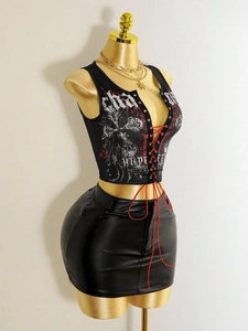 Σέξι μαύρο crop top με κόκκινα κορδόνια, γοτθικό τύπωμα και δερμάτινη μίνι φούστα