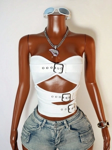 Bandeau blanc style urbain avec trois boucles métalliques réglables et design ajouré