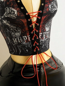 Punk vintage crop top με κόκκινο κορδόνι και στάμπα τοτέμ σε μανεκέν βιτρίνας