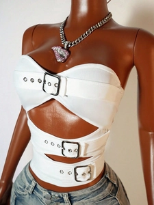 Haut court blanc à épaules dénudées avec triple boucle et œillets métalliques stylés