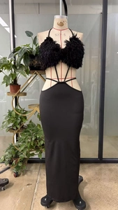 Détail d'un ensemble deux pièces noir sexy avec haut dos nu en fausse fourrure et jupe