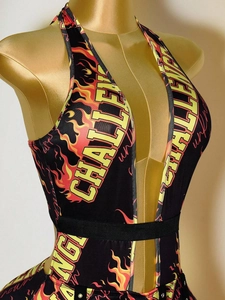 Combinaison licou col en V pour femme avec motifs de flammes et imprimés de lettres