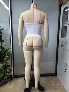 Gros plan détaillé d'un haut court blanc sans bretelles sur un mannequin de couture