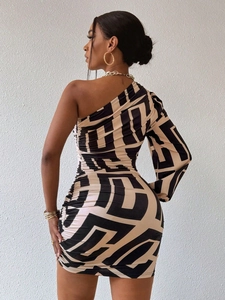 Robe courte moulante à une épaule avec imprimé géométrique, manches longues et fronces