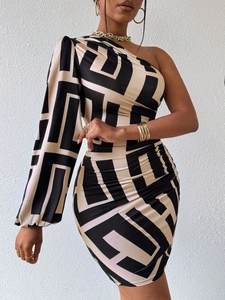 Robe moulante élégante à une épaule avec imprimé géométrique et une manche lanterne