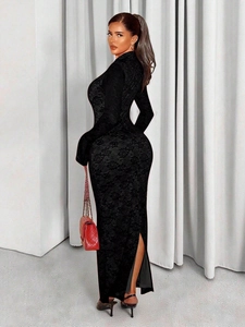 Dettaglio dell'abito in pizzo nero con trama floreale e spacco posteriore per un look elegante