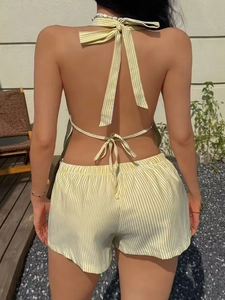 Completo estivo con top a righe scollato e pantaloncini in giallo e bianco per il tempo libero