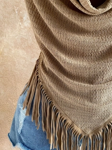Haut licou marron avec texture plissée et longues franges pour un look de plage