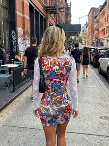 Eng anliegendes Bodycon-Minikleid mit Spitzenärmeln und Tattoo-Kunstdrucken