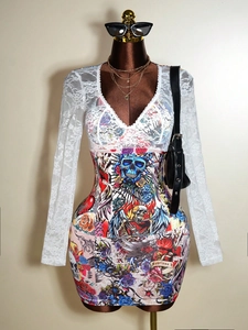 Sexy figurbetontes Kleid mit Spitzen-V-Ausschnitt und Tattoo-Schädel-Rosen-Druck