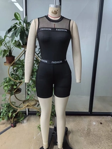 Détail du body noir sans manches avec empiècement en mesh et bandes élastiques FASHION