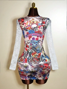 Gothic Bodycon-Kleid mit Tattoo-Print, Spitzenärmeln und Fearless-Schriftzug-Design