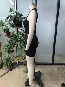Vue détaillée d'un body noir sans manches ajusté avec bande de taille fashion