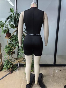 Détail du zip arrière et de la taille élastique Fashion sur ce combishort noir