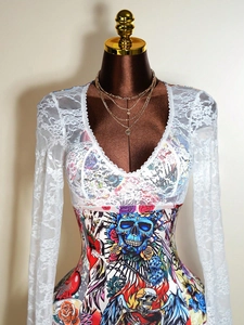 Detaillierte Nahaufnahme von V-Ausschnitt-Spitze und Retro-Tattoo-Print am Kleid
