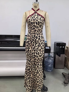 Détail d'une robe longue léopard avec bretelles dos nu rouges et coupe moulante ajustée